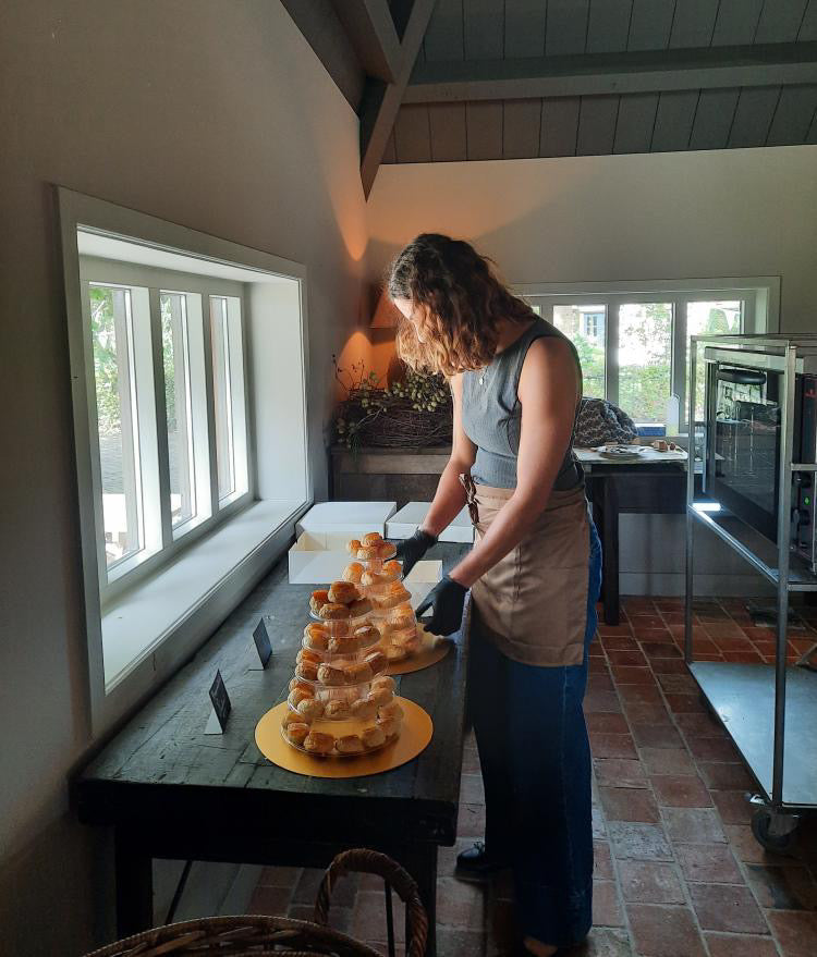 Franse patissier uit Tilburg legt de laatste hand aan een traditionele croquembouche tijdens een evenement.