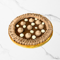 Chocolade en praliné taartje met chocolade slagroom