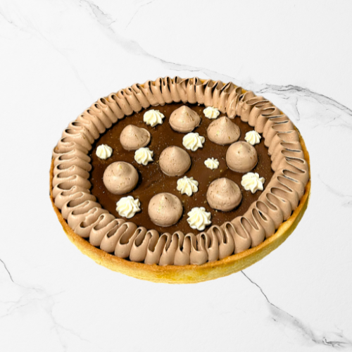 Chocolade en praliné taartje met chocolade slagroom