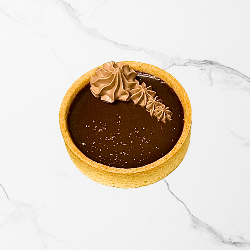 Chocolade en praliné taartje met chocolade slagroom