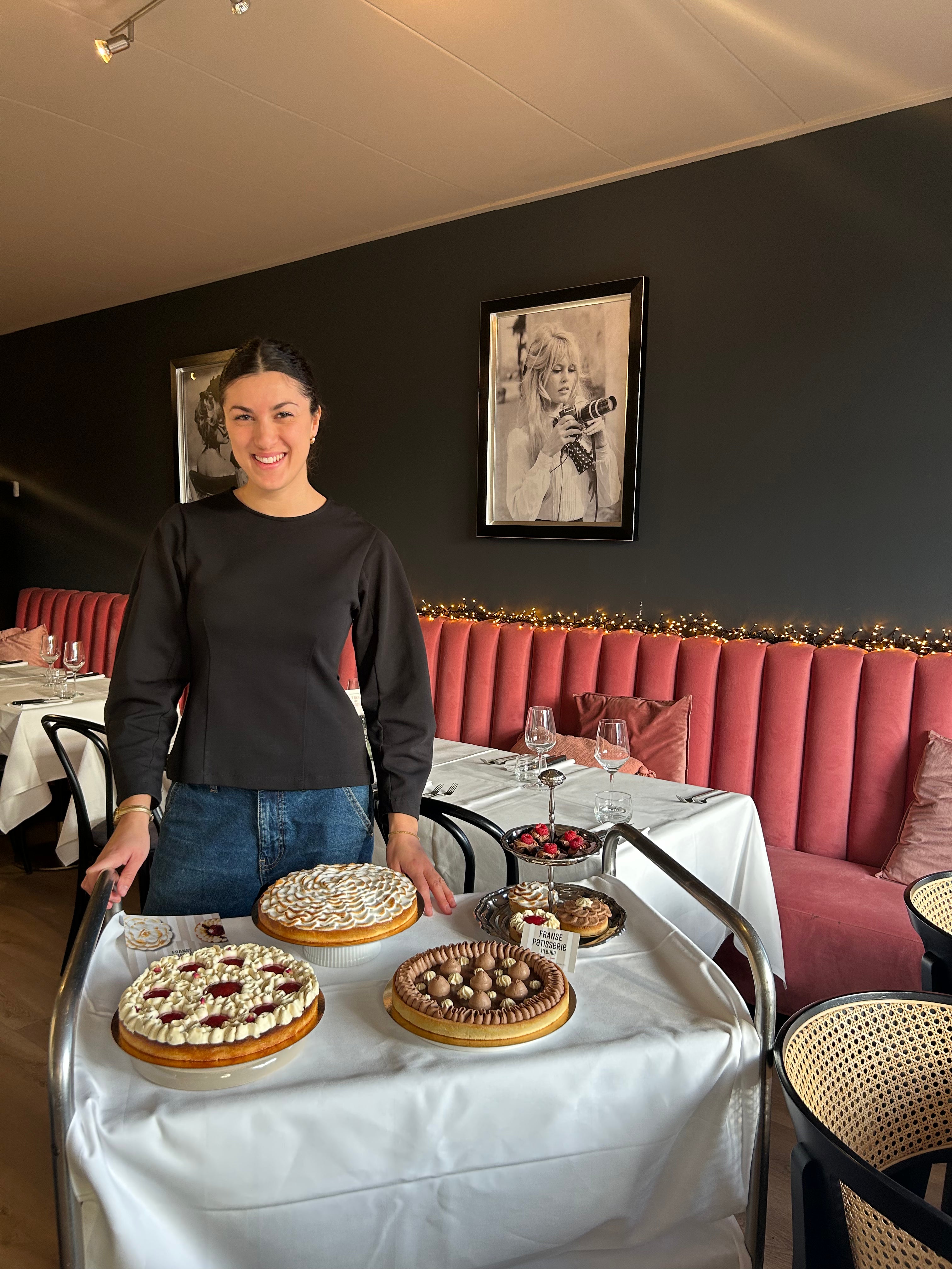 Franse patissier uit Tilburg presenteert een luxe sweet table vol met ambachtelijke bruidstaarten en gebakjes.