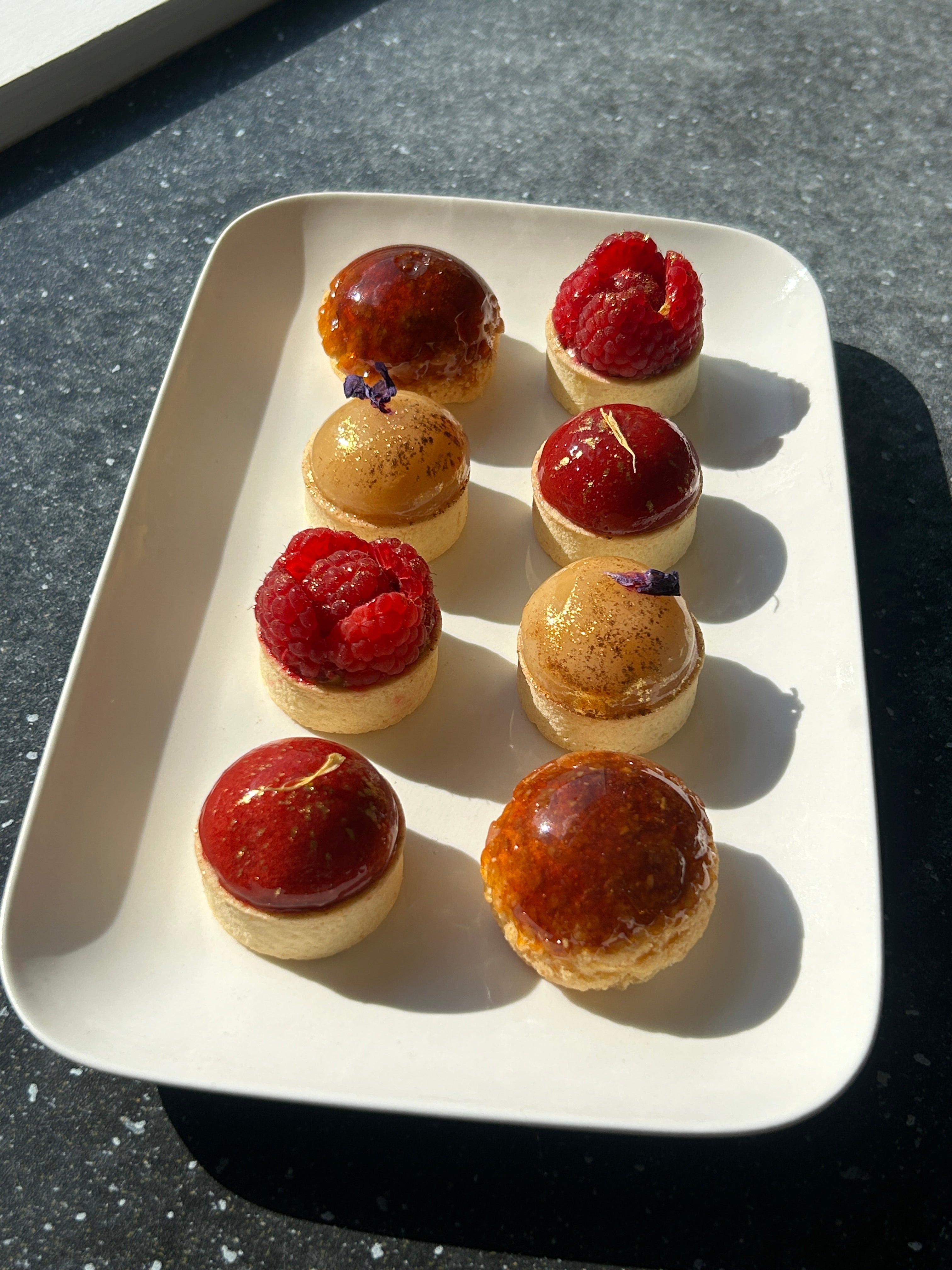 Serveerschaal met luxe mignardises en petit-fours voor een Frans bruiloft dessert buffet in Tilburg.