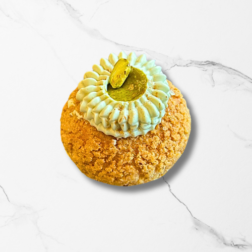 Frans soezendeeg gebak met pistachecrème