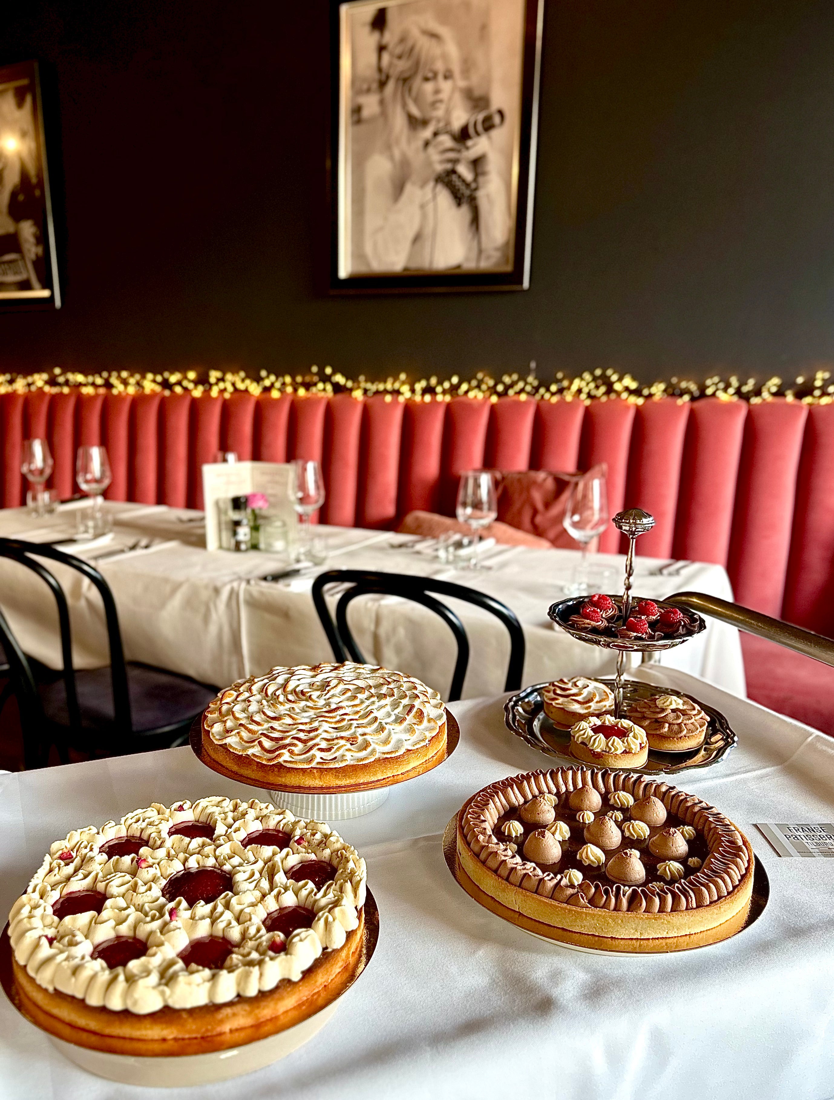 Assortiment van grote Franse deeltaarten op een feestelijk bruiloft dessertbuffet in Tilburg.