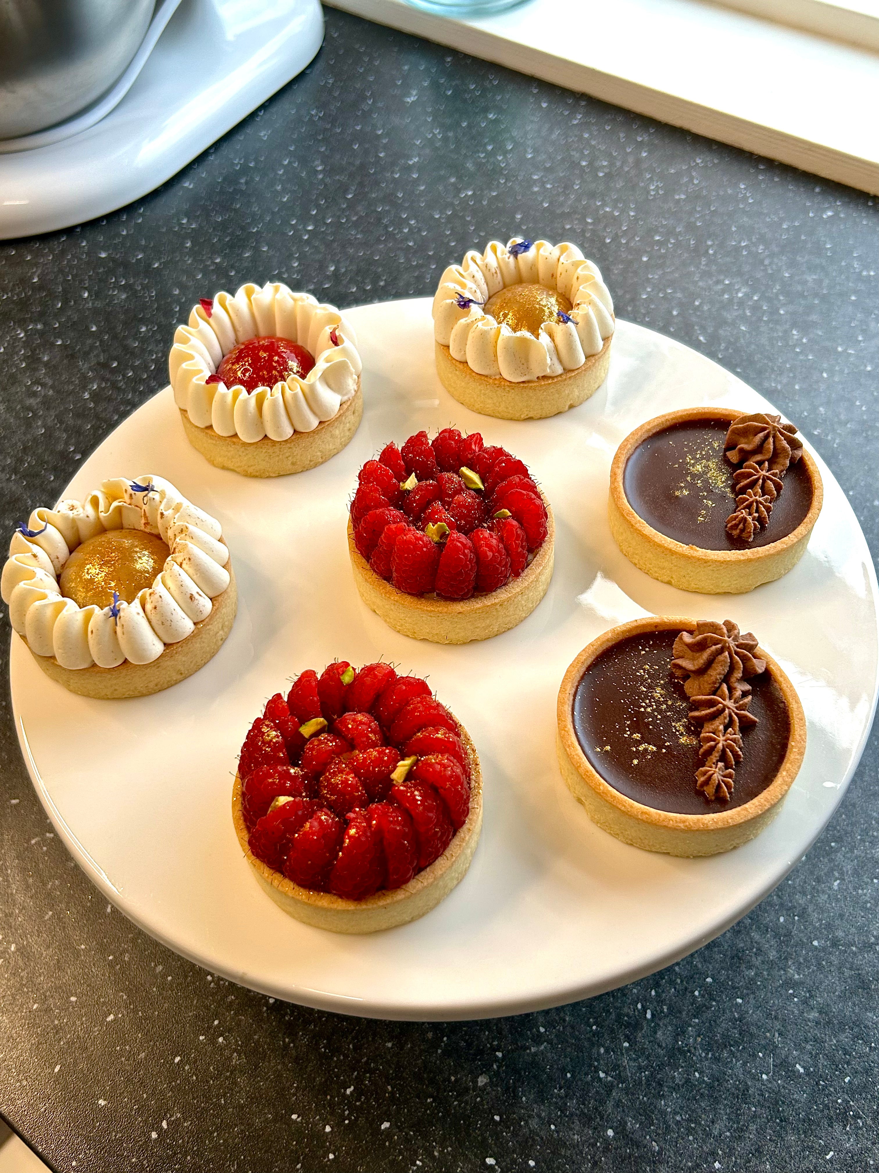 Assortiment van individuele Franse gebakjes en eenpersoons taartjes voor een luxe bruiloft dessert buffet.
